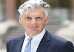 سفير بريطانيا بالقاهرة يشيد بإصلاحات الحكومة في قطاع الطاقة