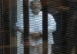 تأجيل إعادة محاكمة “مرسي” وقيادات الإخوان في قضية اقتحام السجون