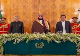 ولي العهد السعودي يبحث مع رئيس مجلس الشيوخ الباكستاني التعاون الثنائي