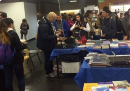 اقبال كثيف على معرض الكتاب وثناء على التنظيم