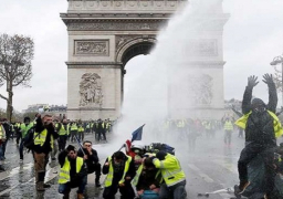 إصابات جراء اشتباكات بين محتجي “السترات الصفراء” والشرطة في باريس