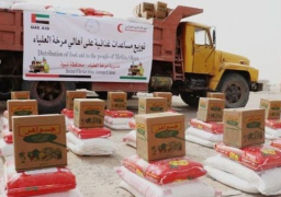 الهلال الأحمر الإماراتى يوزع 10 أطنان مساعدات إغاثية لليمنيين فى شبوة