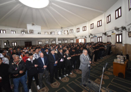 بالصور.. رئيس جامعة القاهرة يؤم صلاة الغائب علي أروح ضحايا قطار رمسيس