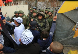 بالصور..مواجهات مع الاحتلال في الخليل في ذكرى مجزرة الحرم الابراهيمي