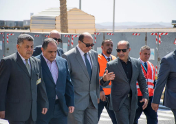 بالصور..وزير الطيران المدني يتفقد مطار مرسى علم الدولى