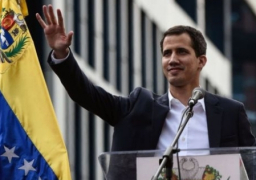 جوايدو يصدر أول مرسوم رئاسي يجيز دخول المساعدات الأمريكية لفنزويلا