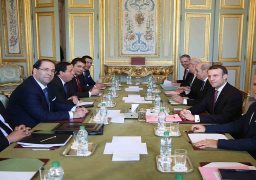 رئيس وزراء تونس يبحث مع الرئيس الفرنسي مكافحة الإرهاب