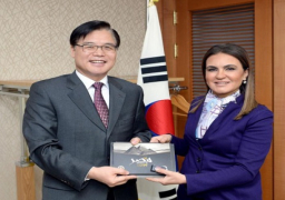 سحر نصر ورئيس الوكالة الكورية للاستثمار يتفقان على ضخ استثمارات كورية جديدة بالمنطقة