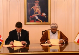 سلطنة عمان والمملكة المتحدة توقعان اتفاقية للدفاع المشترك