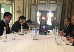 شكري يبحث مع نظيره الياباني العلاقات الثنائية بين البلدين