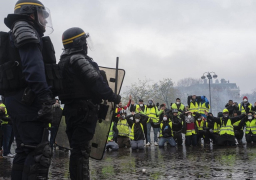 فرنسا تمنح قوات الأمن حق استخدام الخرطوش ضد المحتجين