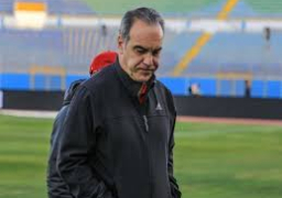 لاسارتي يحاضر لاعبي الأهلي قبل المران وإكرامي يغادر التدريبات مصابا