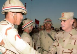 الفريق محمد فريد يتفقد عناصر تأمين المجري الملاحي لقناة السويس