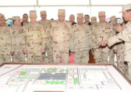 وزير الدفاع يتفقد وحدة التدريب الأساسى للمشاة ويلتقى بالجنود المستجدين