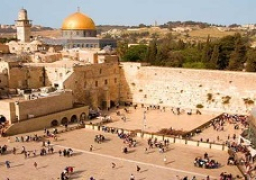 المقدسيون يؤدون الصلاة في بابي الأسباط والناظر لإغلاق “الأقصى”