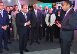 السيسى يتفقد الجناح الاقتصادى على هامش ملتقى الشباب العربى والأفريقى بأسوان