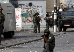 إصابة 8 شبان فلسطينيين بالرصاص..واختناق العشرات بالغاز برام الله