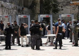 الاحتلال الإسرائيلي يدفع بتعزيزات عسكرية واسعة للقدس قبل صلاة الجمعة في “الأقصى”