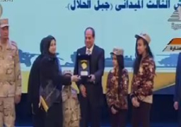 الرئيس السيسى يكرم أسر شهداء القوات المسلحة خلال الندوة التثقيفية