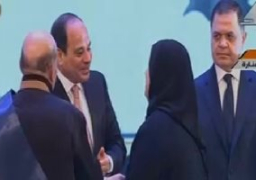 الرئيس السيسي يكرم عددا من الآباء والأمهات المثاليات خلال الندوة التثقيفية