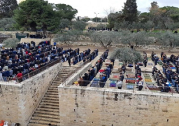 بالصور..مبعدو الأقصى يؤدون صلاة الجمعة أمام باب الأسباط بالقدس المحتلة