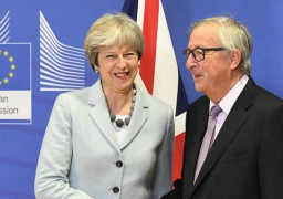 رئيس المفوضية الأوروبية: اتفقت على صفقة معدلة لانسحاب بريطانيا مع ماي