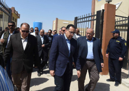 رئيس الوزراء يتفقد أعمال التطهير والتكريك ببحيرة قارون