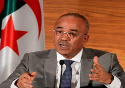 رئيس وزراء الجزائر يبدأ محادثات تشكيل حكومة جديدة