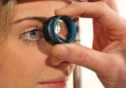 فحص للعين يكشف مرض ألزهايمر