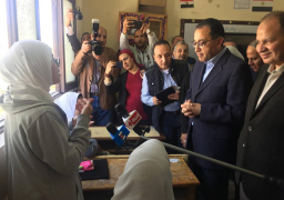 مدبولي يجرى حوارا مع طالبات أولى ثانوى حول النظام التعليمى الجديد