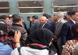 وزير النقل يتفقد محطة مصر ويستقل قطار المناشى