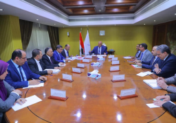 وزير النقل يجتمع برئيس وقيادات هيئة الطرق والكبارى لمتابعة معدلات التطوير