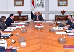 الرئيس السيسي يجتمع مع عدد من الوزراء لمتابعة نتائج الأداء المالي للدولة، ونتائج جهود الحكومة لتعميق التصنيع المحلى، وزيادة الصادرات من السلع غير البترولية