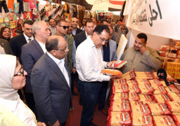 مدبولى يتجوّل في معرض “أهلا رمضان” بالأقصر للاطمئنان على توافر السلع