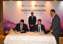 وزير الاتصالات يشهد توقيع اتفاقيات ومذكرات تفاهم مع شركات عالمية