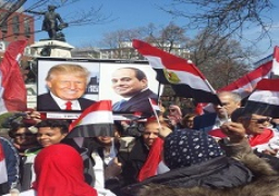 المصريون يرفعون أعلام مصر وصور الرئيس السيسي أمام البيت الأبيض