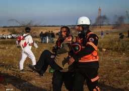 بالصور..إصابة عشرات الفلسطينيين بالرصاص الاسرائيلي في قطاع غزة