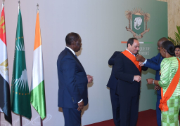 بالصور..الرئيس السيسى يتقلد وسام الاستحقاق الوطني في كوت ديفوار