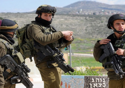 جيش الاحتلال ينصب حواجز عسكرية ويغلق شوارع بالضفة الغربية