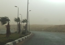 إغلاق الطرق الصحراوية في أسوان بسبب عاصفة ترابية