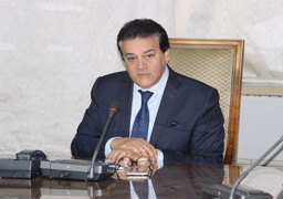 عبد الغفار يستعرض تقريرا حول برنامج التعاون المصري البريطاني