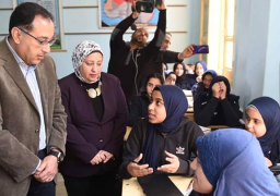 مدبولى لاحدى الطالبات: نجهزكم لتكونوا مواكبين بنظم التعليم