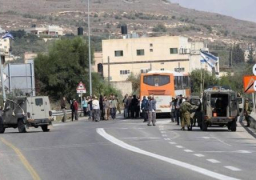 مستوطنون يغلقون طريق نابلس-جنين ويرشقون المركبات بالحجارة