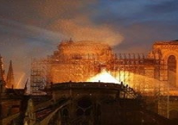 وزير داخلية فرنسا: سنعيد بناء كاتدرائية “نوتردام”