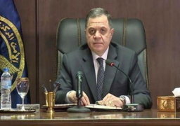 وزير الداخلية يكافئ (488) من رجال الشرطة لجهودهم المتميزة