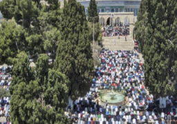 100 ألف مصل أدوا صلاة الجمعة الثالثة من رمضان بالأقصى