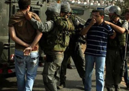 الاحتلال الإسرائيلي يعتقل 12 فلسطينيا من الضفة الغربية