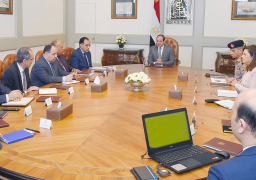 الرئيس يجتمع مع رئيس الوزراء وعدد من الوزراء وكبار المسئولين