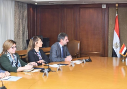 وزير الصناعة يبحث إقامة معرض تجاري دولي للصناعات النسيجية بمصر