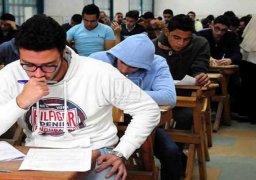 طلاب أولى ثانوى يؤدون امتحان الفلسفة والمنطق باختبارات الدور الثانى